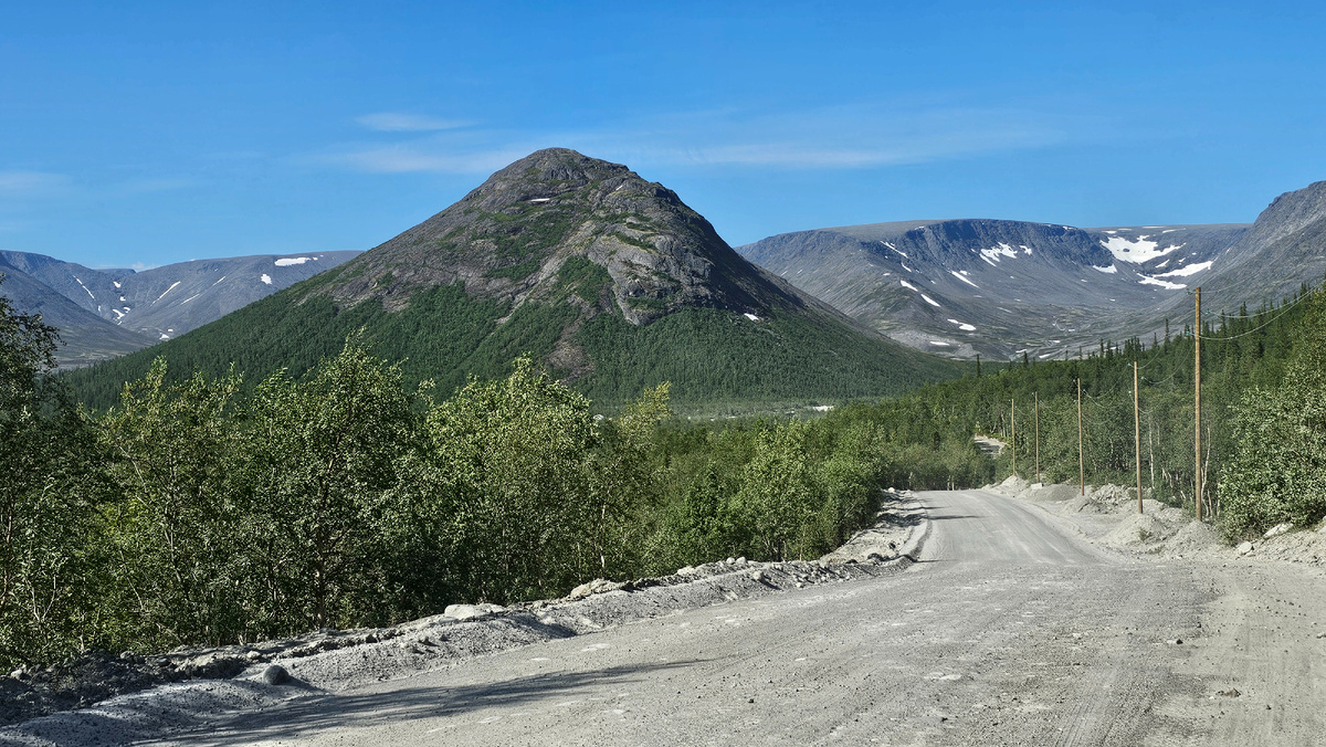 Гора при въезде в Хибины со стороны г. Кировск. Я отчетливо вижу морду гориллы.