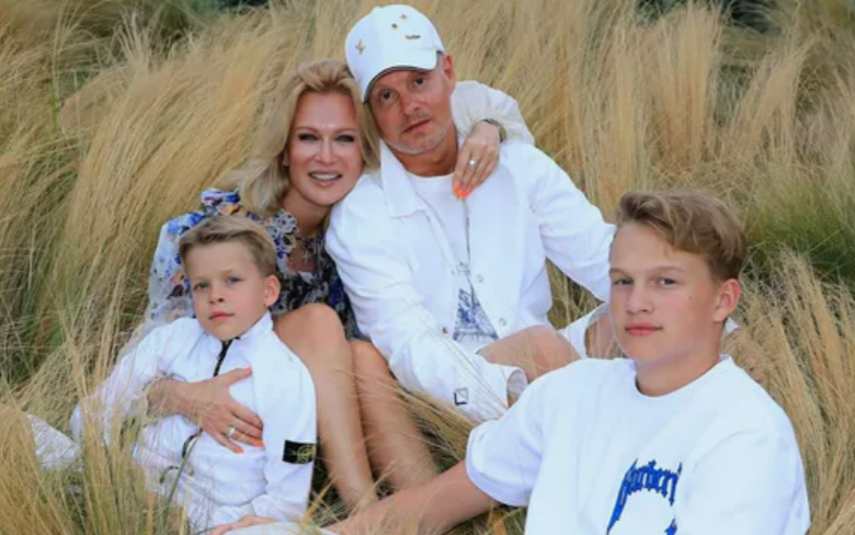 Олеся Судзиловская с мужем и сыновьями Майком и Артемом