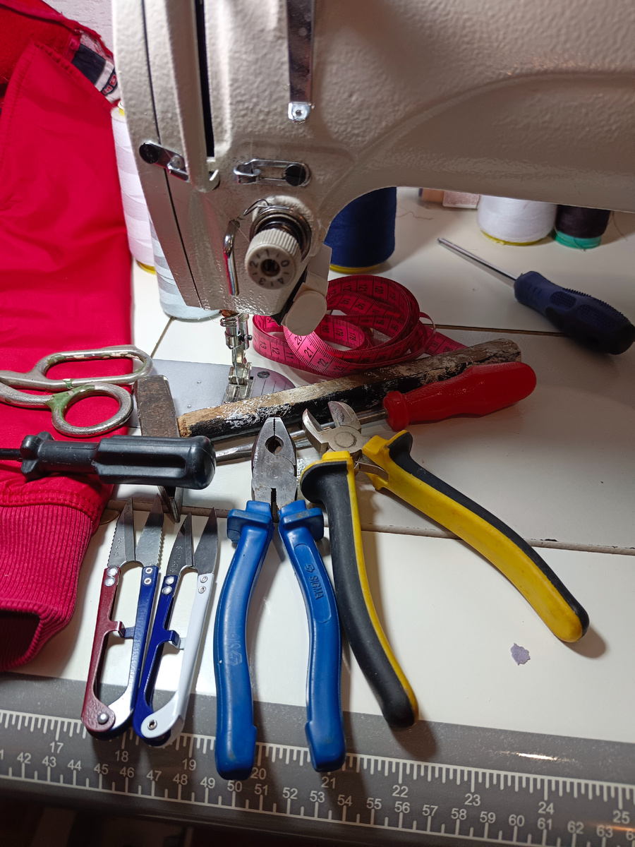 ▌ Для чего нужны ателье по ремонту одежды?Ателье по ремонту одежды играют важную роль в поддержании гардероба каждого человека. Они предлагают широкий спектр услуг, начиная от простых ремонтов и заканчивая индивидуализацией изделий. Давайте рассмотрим подробнее, зачем нам нужны услуги профессиональных мастеров.▌ Основные причины обращения в ателье▌ 1. Ремонт поврежденийНаиболее распространенная причина посещения ателье — ремонт поврежденной одежды. Это может включать:- Замены пуговиц, замков-молний, кнопок и крючков.- Устранение разрывов, дыр и потертостей.- Исправления дефектов швов и вытачек.Профессиональные мастера способны восстановить изделие таким образом, что оно выглядит практически новым.▌ 2. Индивидуализация одеждыЧасто клиенты обращаются в ателье для изменения дизайна одежды. Например:- Перешивка юбок, брюк или платьев в новые модели.- Добавление декоративных элементов вроде вышивки, аппликаций или бисера.- Изменение длины рукавов, ширины талии или объема изделия.Это позволяет создать уникальный образ, соответствующий индивидуальным предпочтениям клиента.▌ 3. Экономия времени и усилийСамостоятельный ремонт одежды требует определенных навыков и инструментов. Обращаясь в профессиональное ателье, клиент экономит свое время и силы, доверяя работу профессионалам своего дела.▌ 4. Поддержка экологииРемонт одежды способствует снижению потребления ресурсов планеты. Вместо покупки новых вещей лучше отремонтировать старые, уменьшая количество отходов и сохраняя природные ресурсы.Таким образом, ателье по ремонту одежды выполняют важные функции в нашей повседневной жизни, обеспечивая комфорт, удобство и сохранение наших любимых вещей.