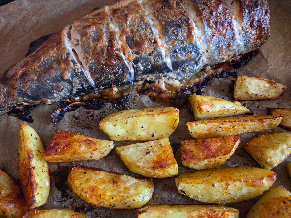 Только что из духовки. Очень любим такую картошку и другие овощи, особенно летом.