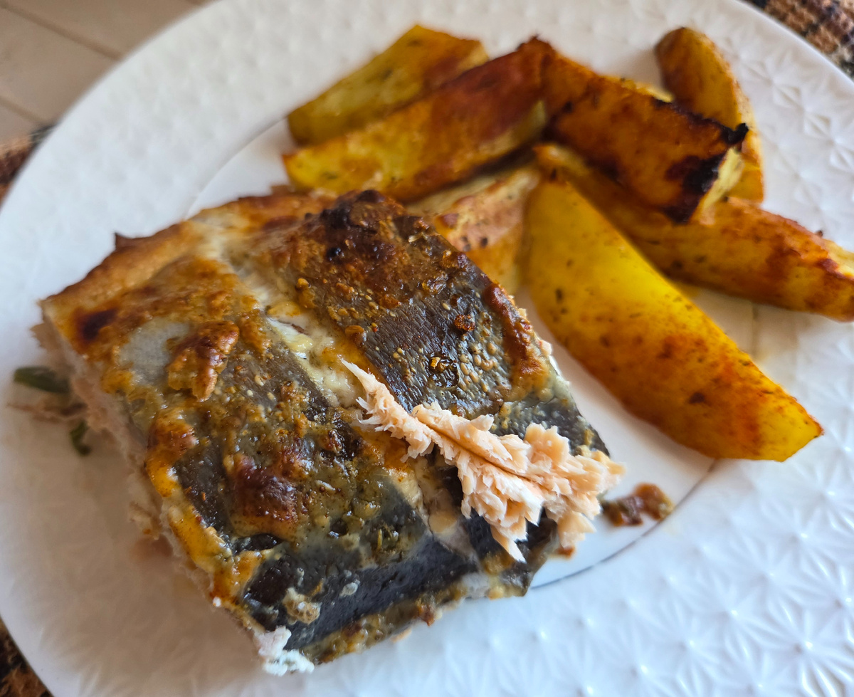 Такую рыбу едим просто так, без соусов. В этот раз положила квашеной капусты. Надо было тарелку овощную сделать. Америку не открывала, но обед получился вкусным и ещё ужин на следующий день.