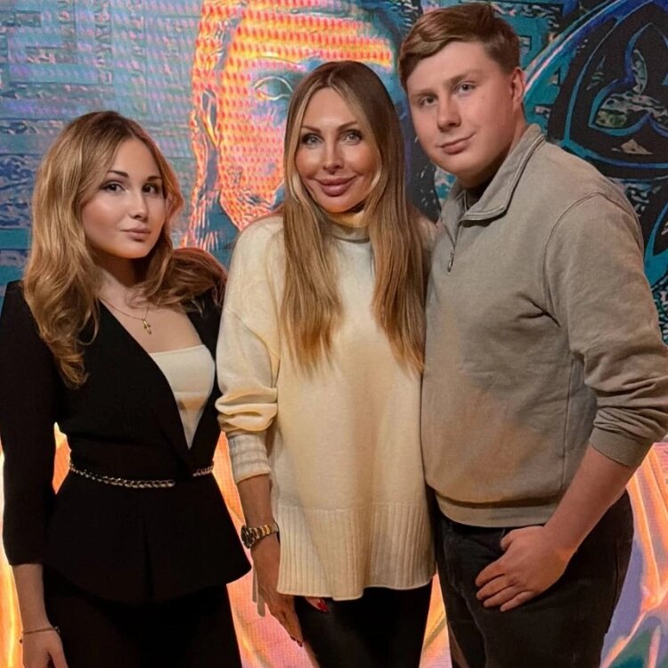Наталья Бочкарева с подросшими старшими детьми. Источник: Instagram Наталья Бочкарева (запрещенная в России соцсеть; принадлежит компании Meta, признанной экстремистской организацией и запрещенной в РФ)📷
