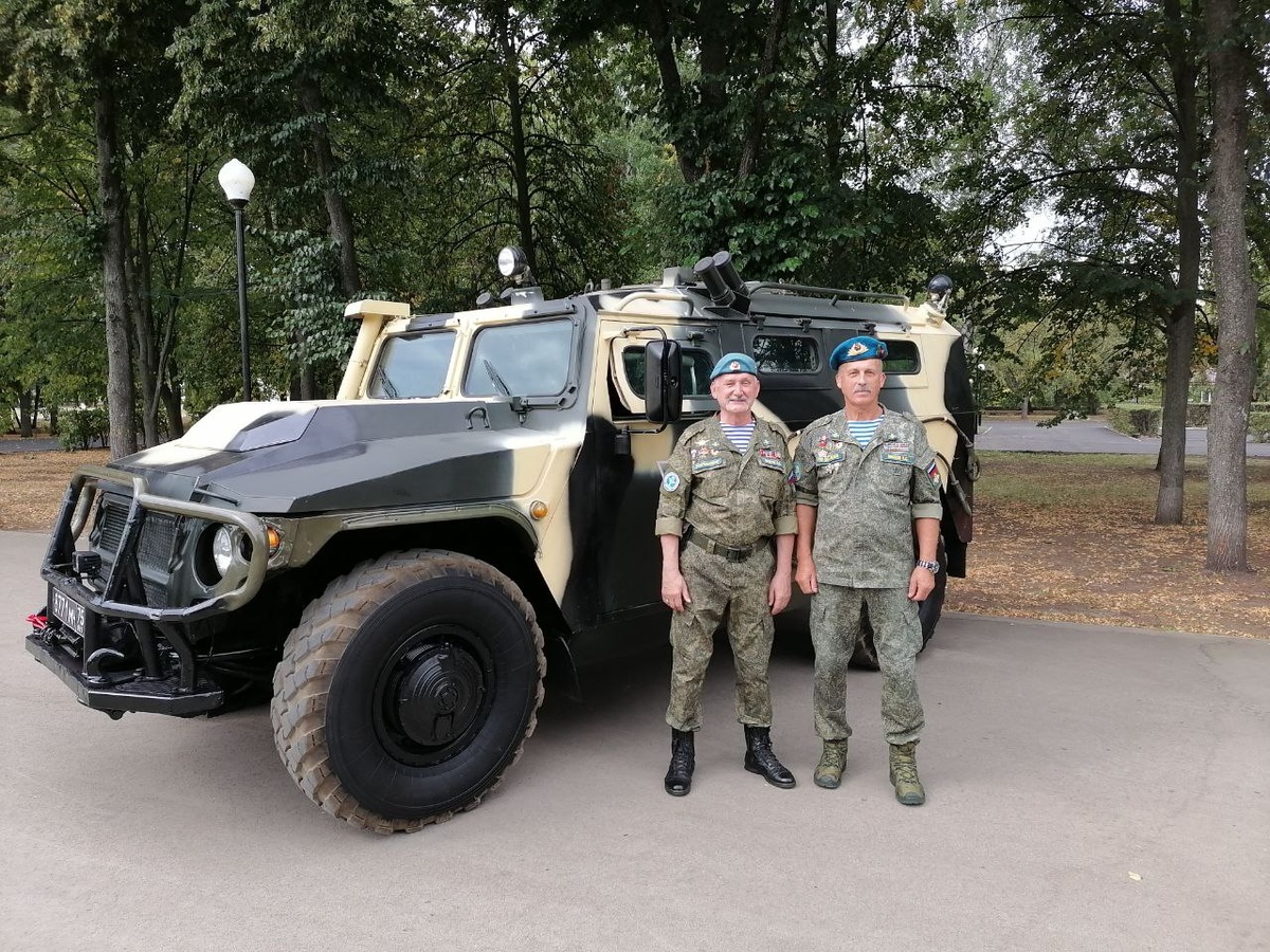 Сергей Егоров стоит слева, фото из личного архива.