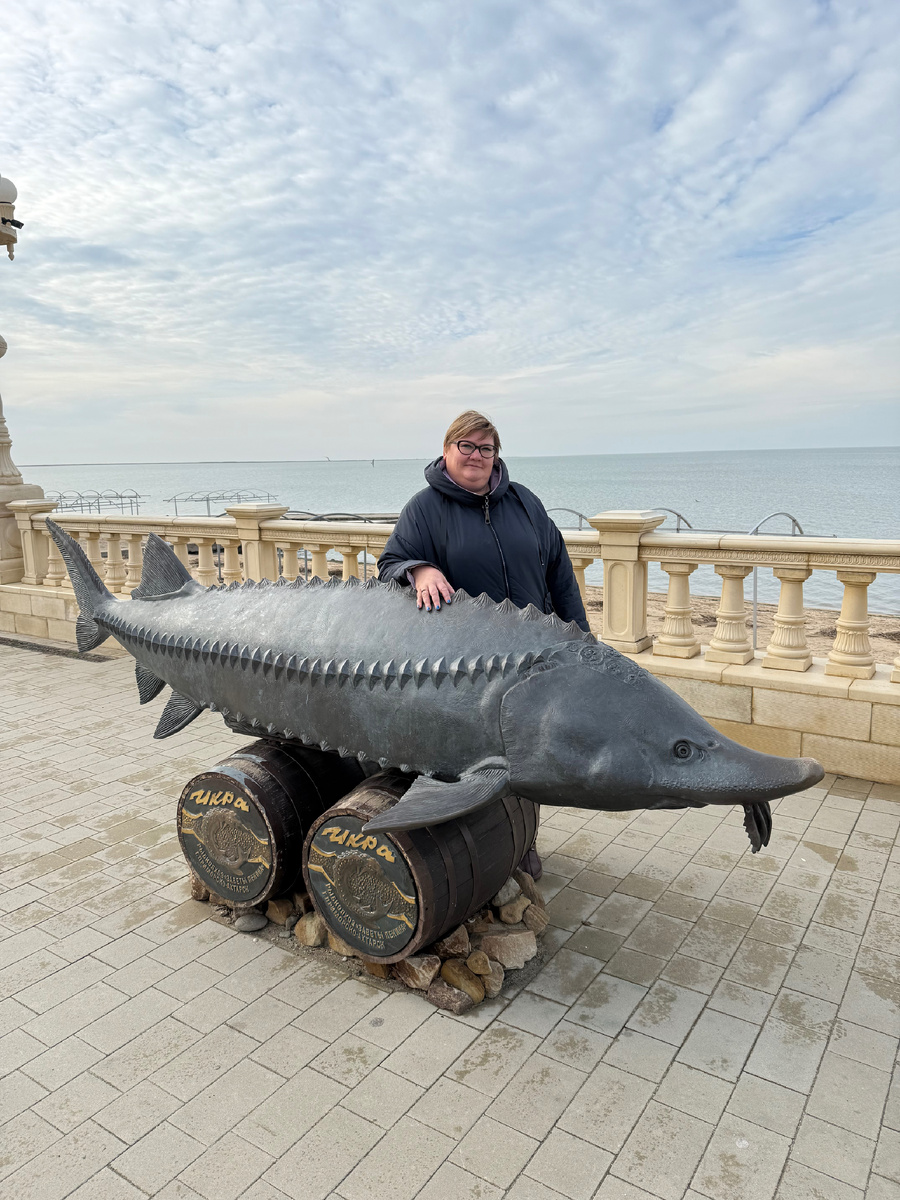 Фото автора канала. Татьяна в Приморско-Ахтарске на набережной Азовского моря.