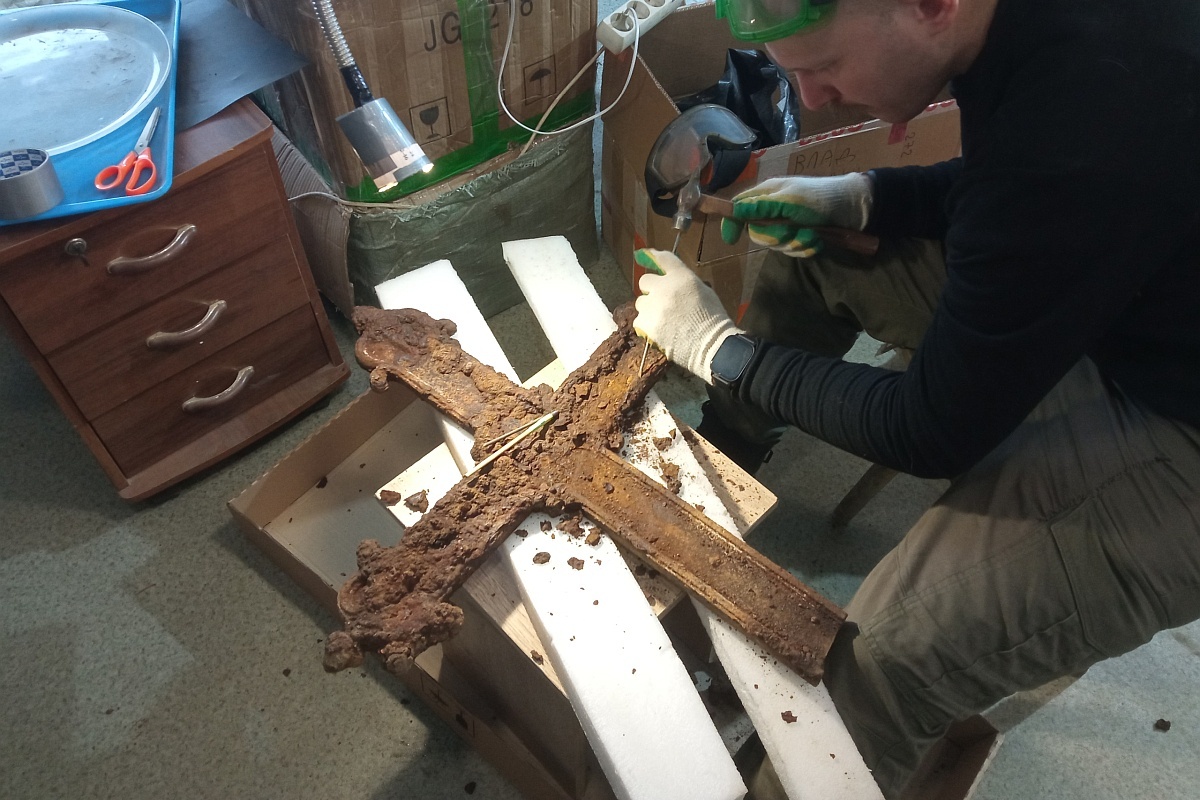    После расчистки стали видны следы первоначального покрытия - сусального золота. / vk.com/Смоленская экспедиция ИА РАН