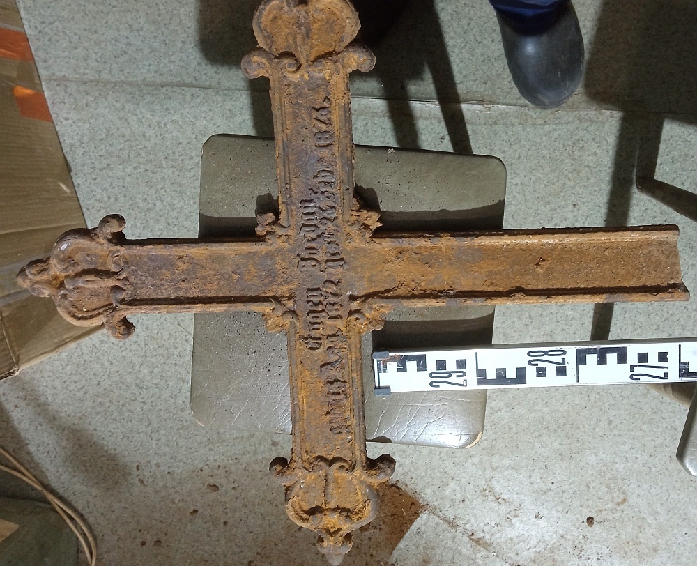    Фраза на кресте сокращена, но ее продолжение таково: "и не препятствуйте им, ибо их есть царство небесное" ("und wehret ihnen nicht; denn solcher ist das Reich Gottes"). / Фото: vk.com/Смоленская экспедиция ИА РАН