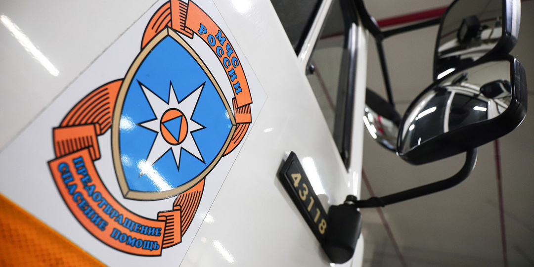 Бензовоз опрокинулся на бок после ДТП: топливо потекло в канаву