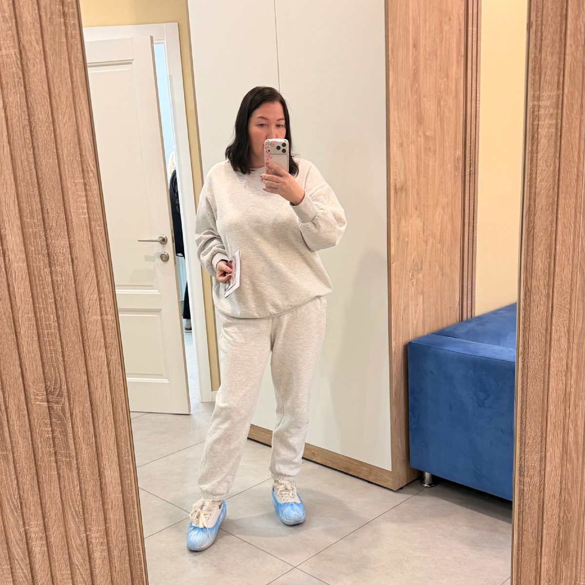 Привет, я Оксана. В марте 2024 года мы переехали из Перми в Анапу. Мы семья медиков. Муж работает на скорой, я занимаюсь детьми (их у нас трое)  и веду блоги в социальных сетях. Подписывайтесь и следите за жизнью многодетной семьи на берегу Черного моря.