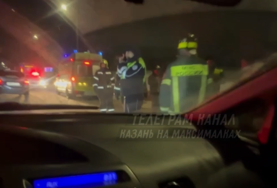 Выбито стекло, помят бампер: жесткое ДТП на выезде из Дербышек в Казани – видео
