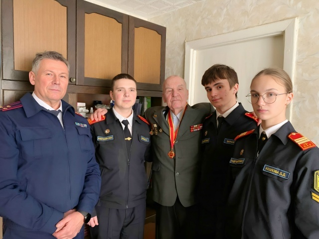 Тверские следователи навестили ветерана следствия в честь юбилея ведомства