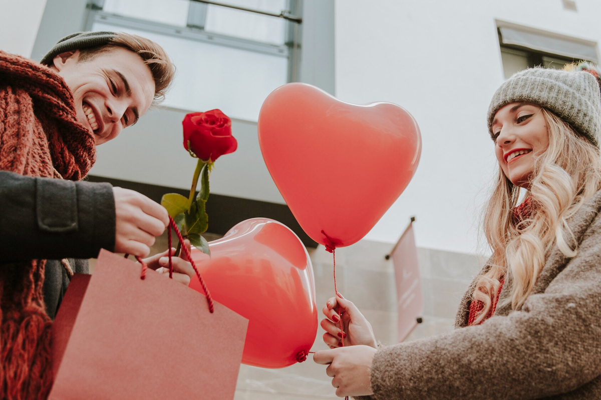     Что подарить девушке на 14 февраля: креативные идеи, которые ее удивят