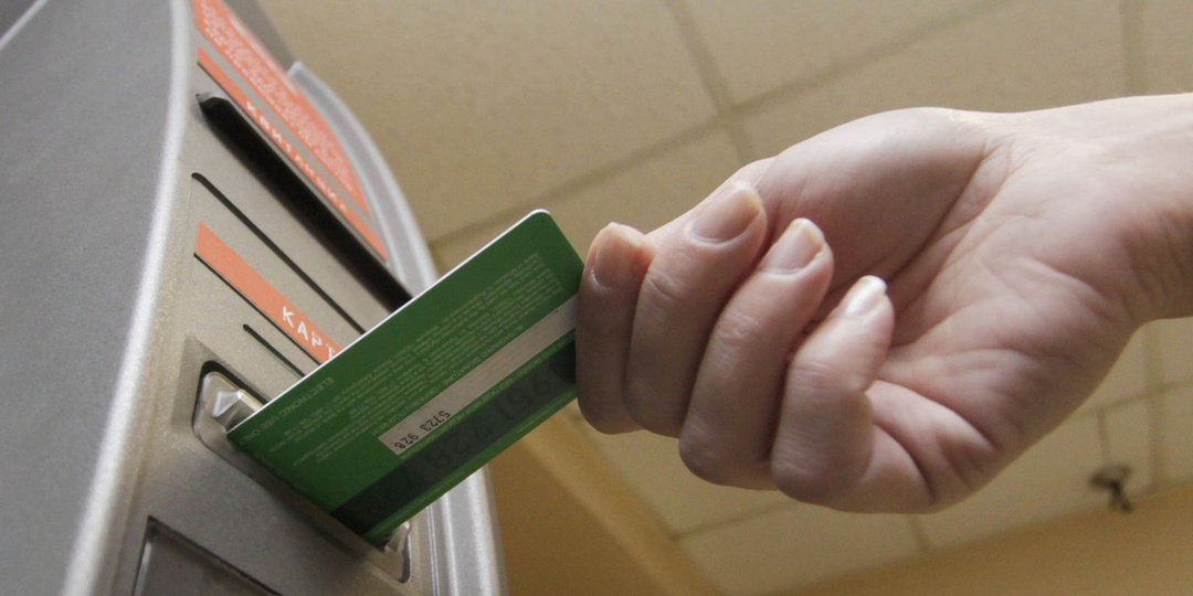 Названы способы защиты от блокировки банковской карты в России