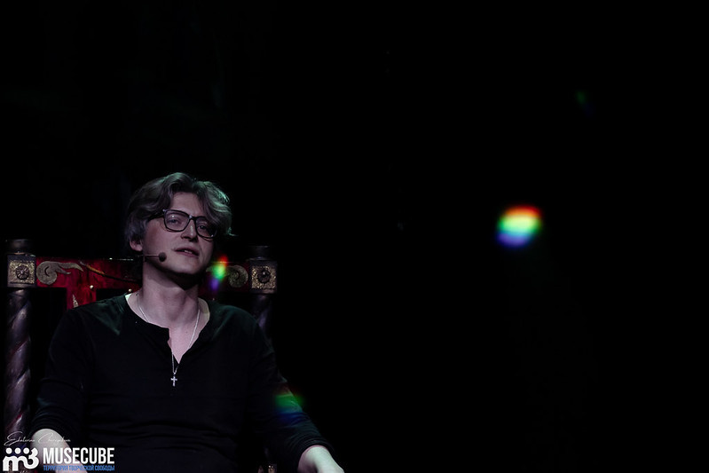 У совести моей сто языков,
Все разные рассказывают сказки.
Но каждый подлецом меня зовет.
Я клятвы нарушал — как много раз!
Я счет убийствам страшным потерял.
Грехи мои — чернее нет грехов —
В суде толпятся и кричат: «Виновен!»
Отчаянье! Никто меня не любит,
Никто, когда умру, не пожалеет...