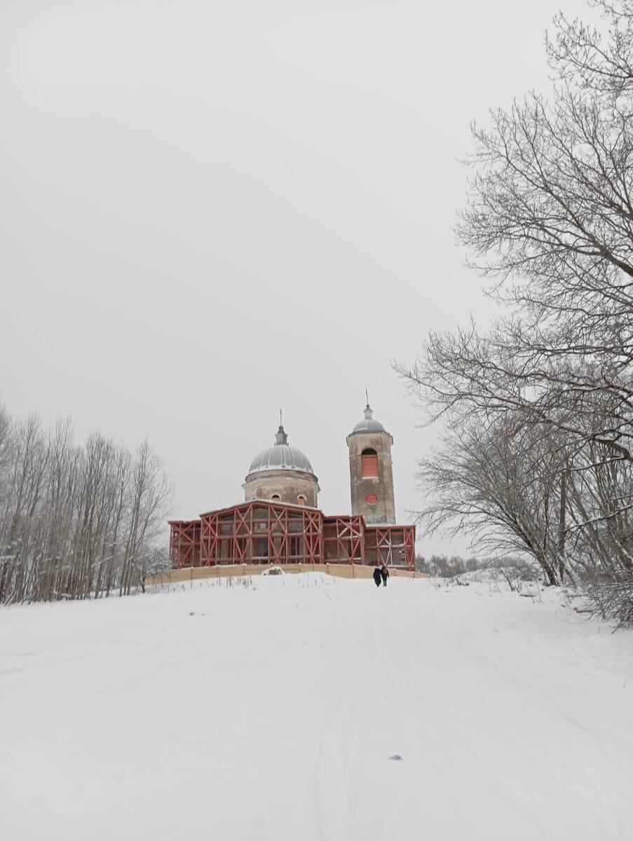 Поднимаются люди. 