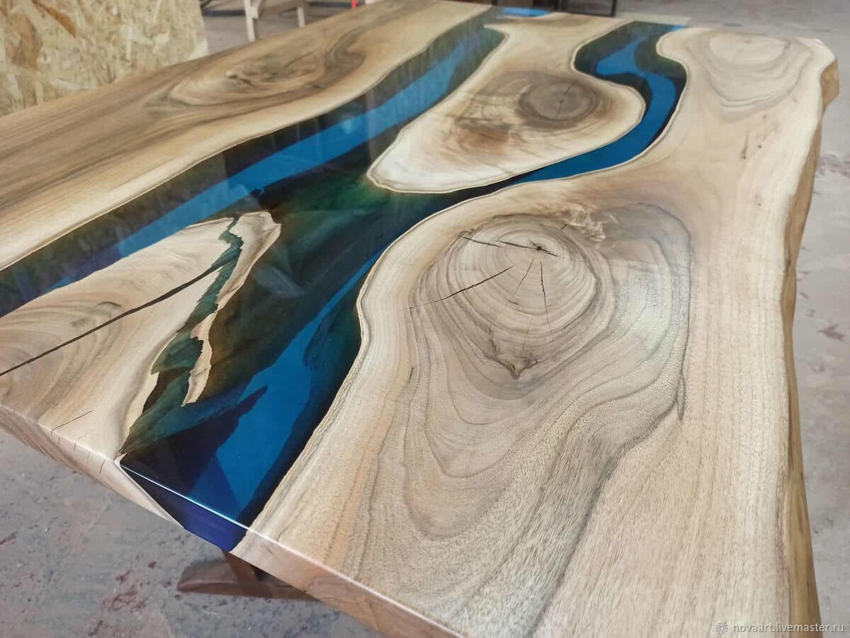 Стол с эпоксидной смолой