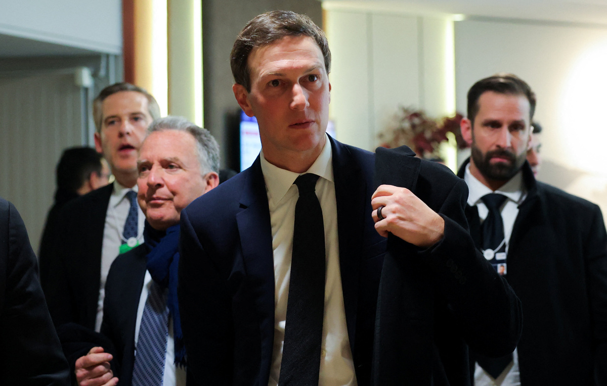    Спецпредставитель президента США Стивен Уиткофф и Джаред Кушнер (в центре)  REUTERS/Denis Balibouse