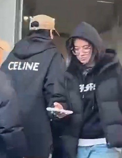 Я оглянулся посмотреть, не оглянулась ли она ...