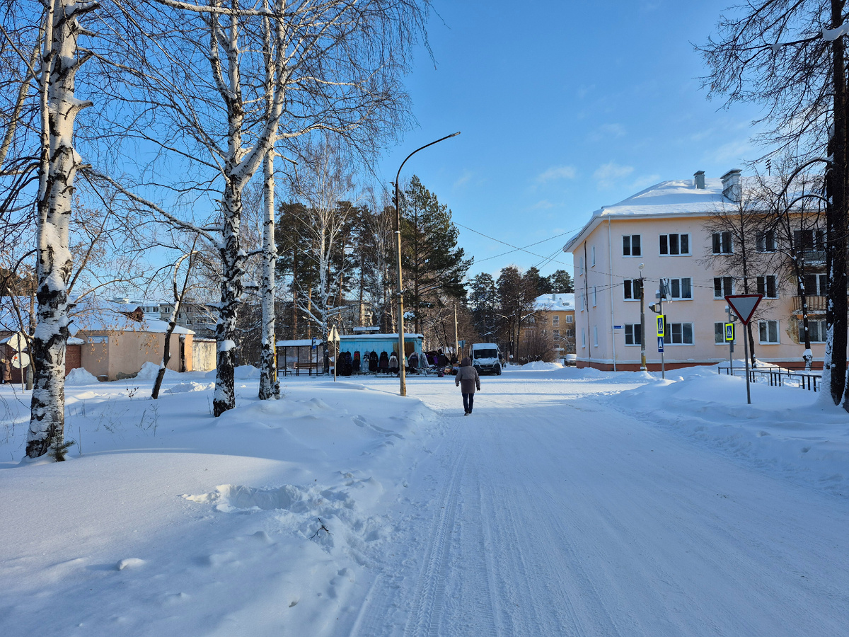 Идем по дороге от санатория в центр поселка