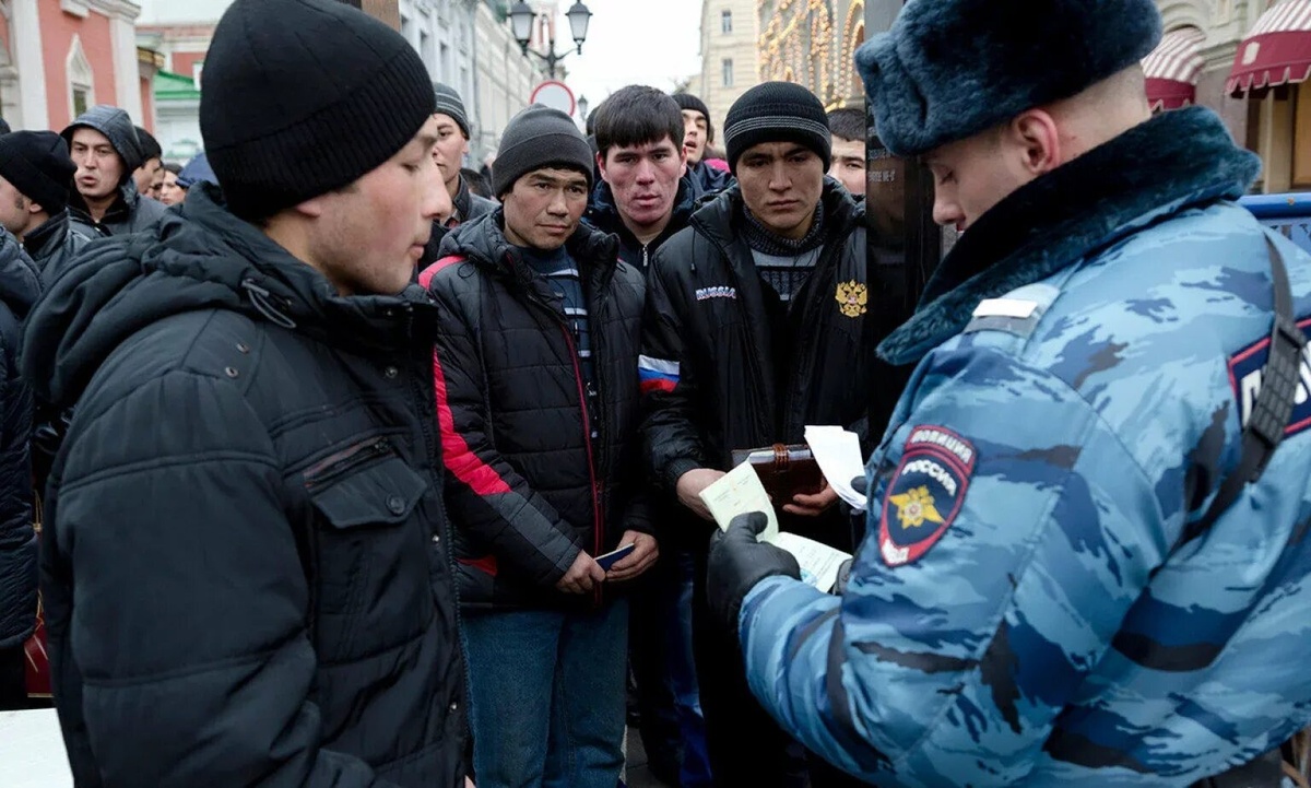 В Красноярске полицейские получили сроки за "крышевание" мигрантов 