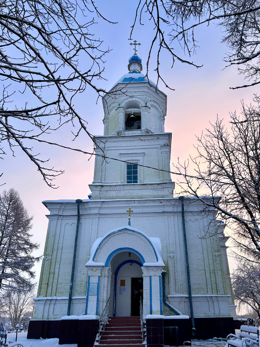 Колокольня и главный вход в храм.
