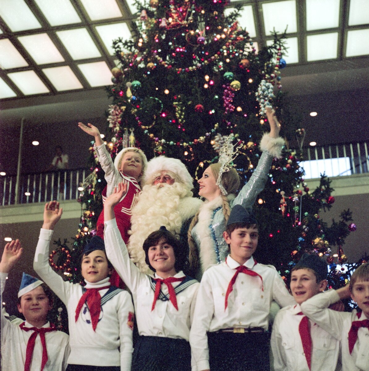 Вот эти дети действительно не знали света Рождества. Не знали о Младенце в яслях, о Звезде, о Волхвах, им предлагали подмену: радоваться под ёлочкой смене даты в календаре. Обуты-одеты (время не сталинское, в какое пела Эдит Пиаф), но - бедные.  