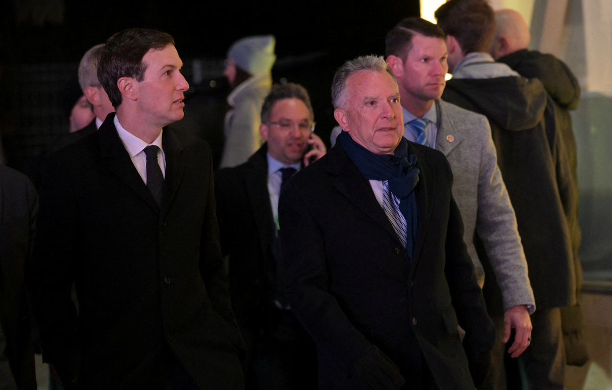    Джаред Кушнер и спецпредставитель президента США Стивен Уиткофф (на переднем плане)  REUTERS/Romina Amato