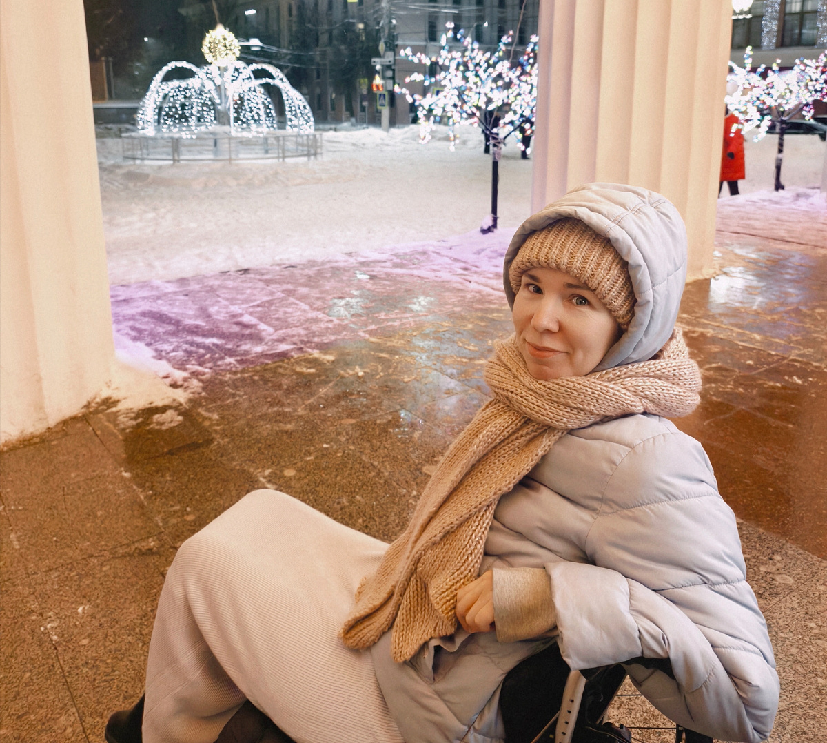 Фото у театра