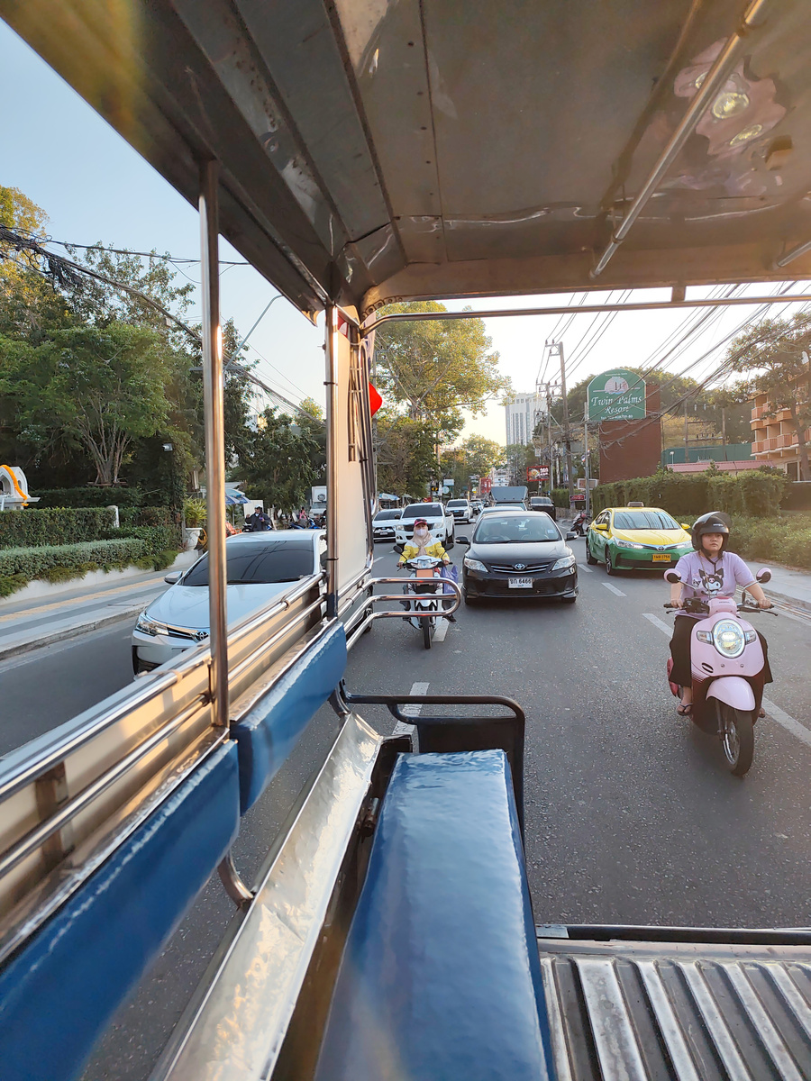 Дешевый общественный транспорт — еще одно преимущество Паттайи перед Пхукетом