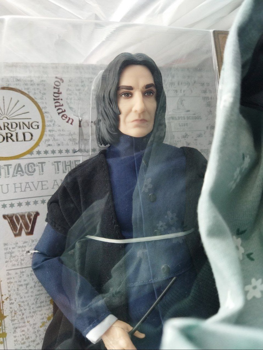 Едет домой; недоволен, потому что рядом футболка с цветочками, а он такое не любит