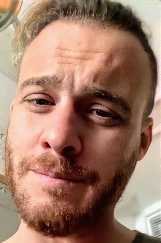 Керем Бюрсин на фото из интернета 