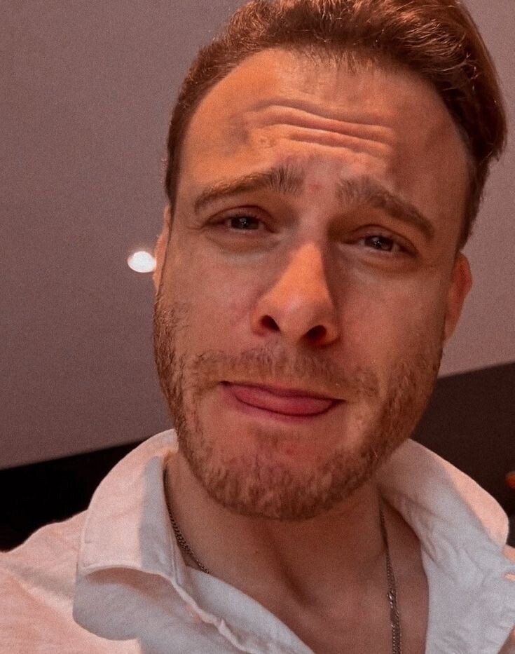 Керем Бюрсин на фото из интернета