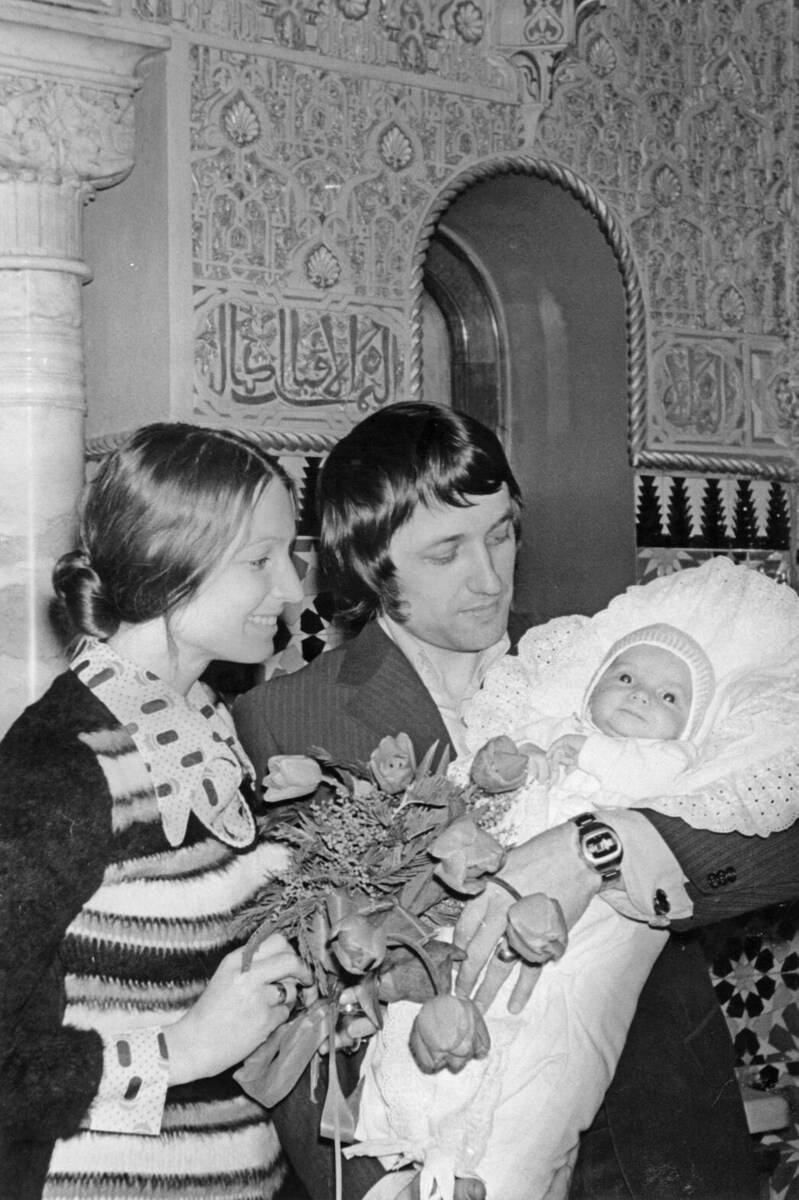     Анастасия Волочкова с мамой и папой. Фото: личный архив