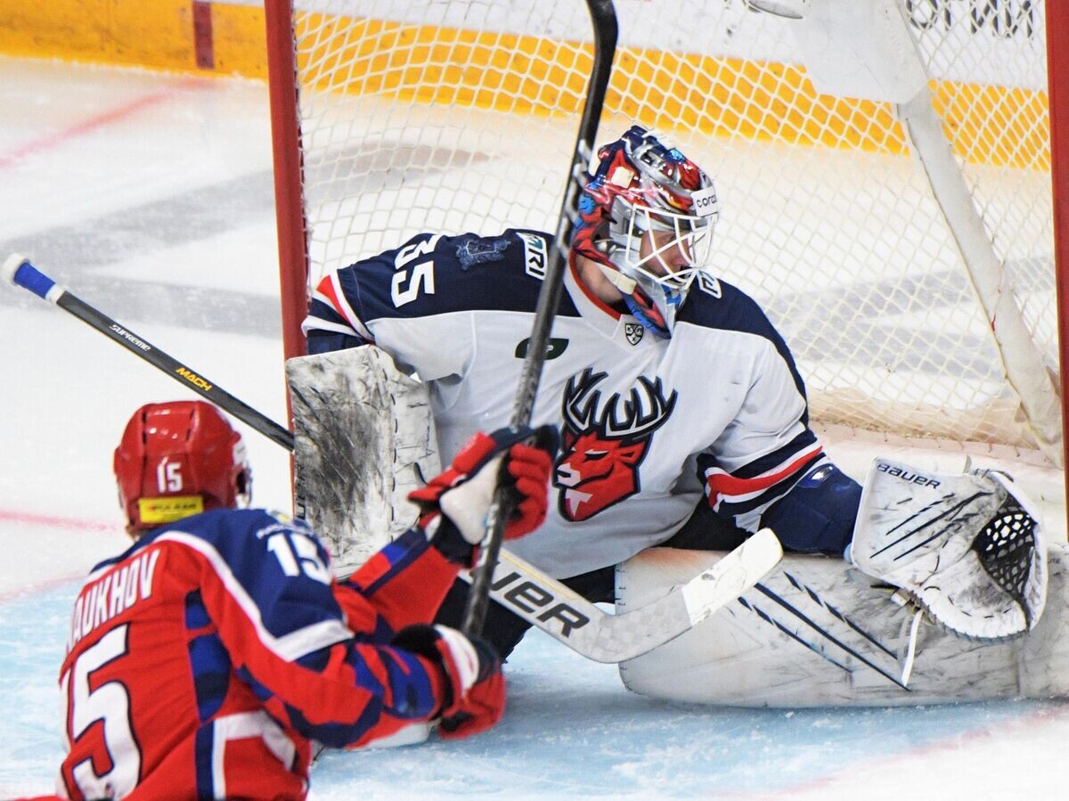    Вратарь ХК "Торпедо" Иван Кульбаков (справа) и игрок ПХК ЦСКА Павел Карнаухов | © РИА Новости / Владимир Федоренко