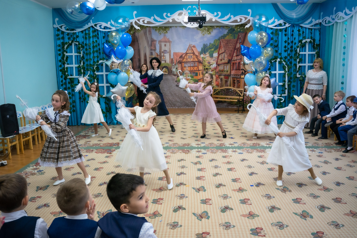 Выступление девочек на Выпускном в детском саду