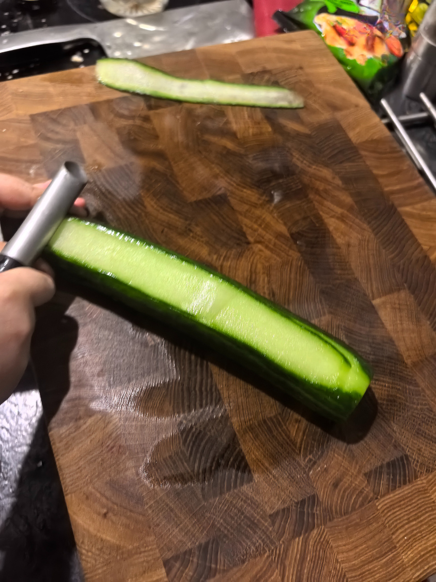 Слайсы из огурцов, можно доверить ребенку