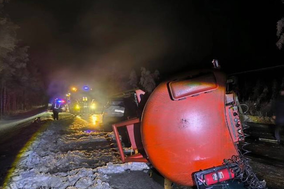    Бензовоз перевозил 300 тонн дизельного топлива. Фото: t.me/gumchslo