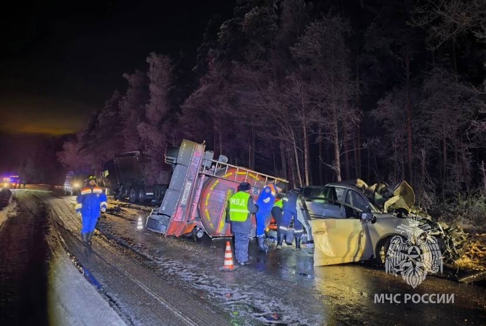    Бензовоз столкнулся с легковым автомобилем. Фото: t.me/gumchslo