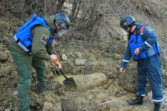 На одной из строительных площадок Ялты в промышленной зоне обнаружили немецкую авиабомбу. Обложка © ГУ МЧС России по Республике Крым