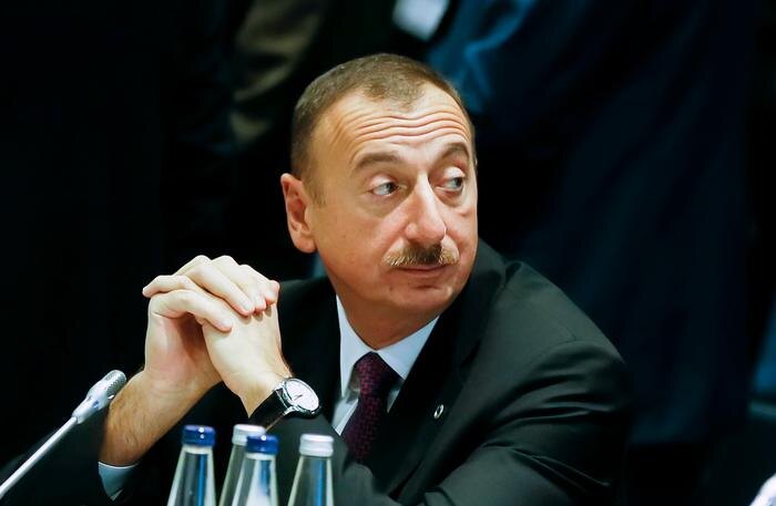 Обложка © Shutterstock / FOTODOM / paparazzza