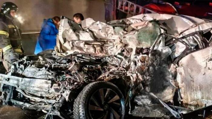 В Ленобласти легковушка разлетелась на куски после столкновения с бензовозом. Обложка © Telegram / ЛЕНОБЛПОЖСПАС