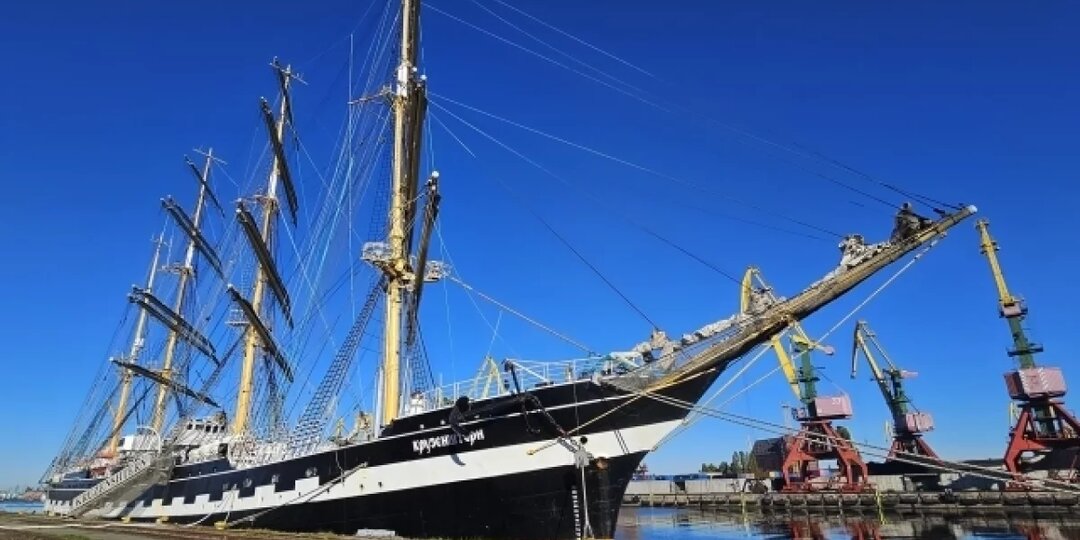Барк Крузенштерн отмечает 80 лет поднятия флага СССР
