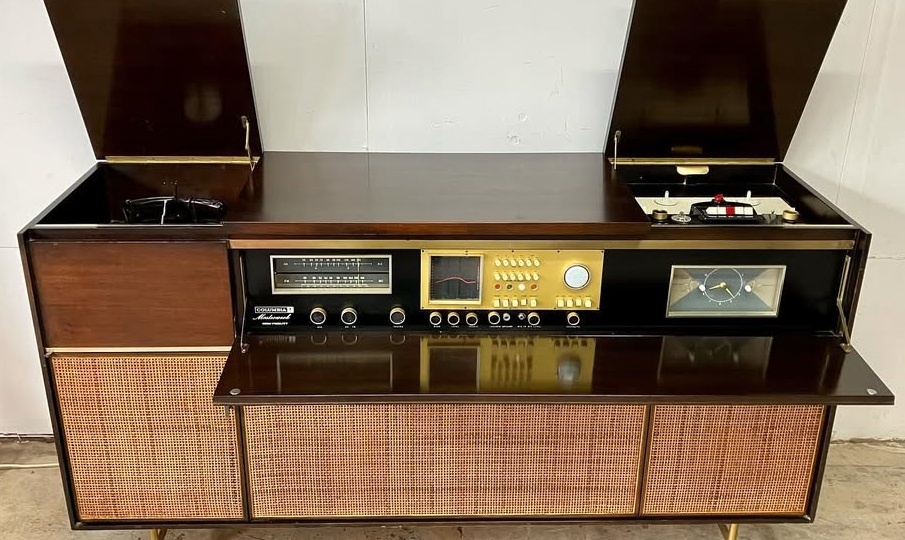 Он умел восстанавливать первоначальное качество звучания с грампластинки. Музыкальный центр 1957 года