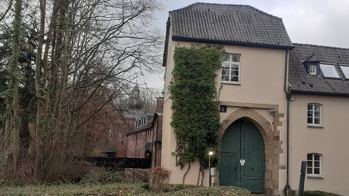 Автор фотографировал на месте событий 