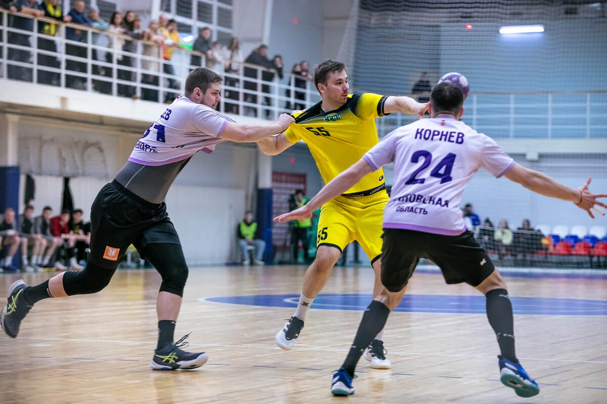    С мячом Артём Рабушко