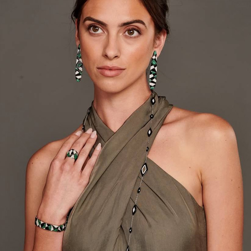 Украшения Sutra Jewels из белого золота с изумрудами, бриллиантами и керамикой