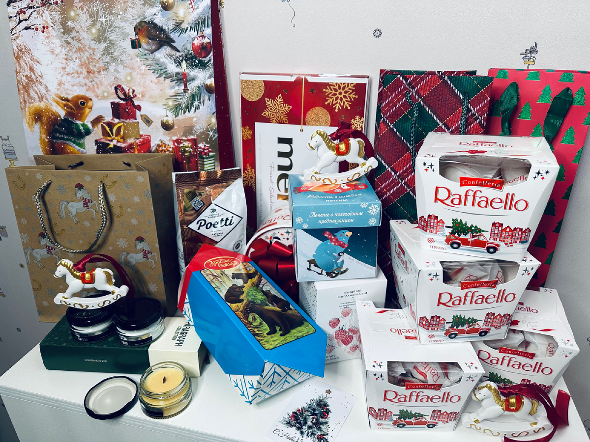 В середине декабря дома накопилось много подарков, которые пора было вручать. 