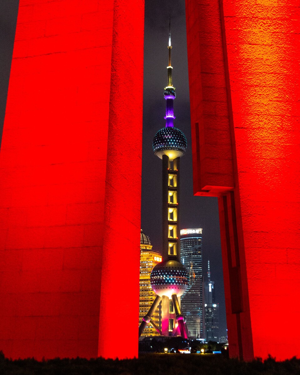 Запечатлели еще в ночь прилета - Монумент Народным Героям на Набережной Вайтань и Телебашня «Жемчужина Востока» (Oriental Pearl TV Tower)