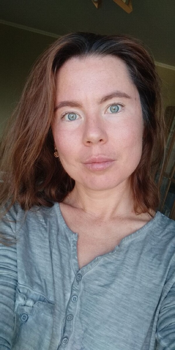 Через 2 месяца кожа стала спокойнее, воспалений меньше, пятна не темнели после прогулок.