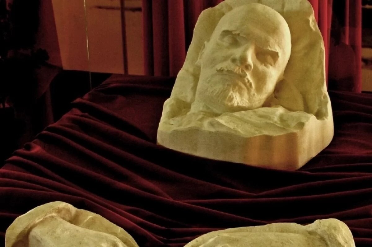    Копия посмертной маски Ленина (из фондов Ленинского мемориала).