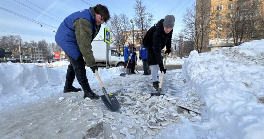 В Смоленске единороссы провели субботник по уборке снега на улице Рыленкова